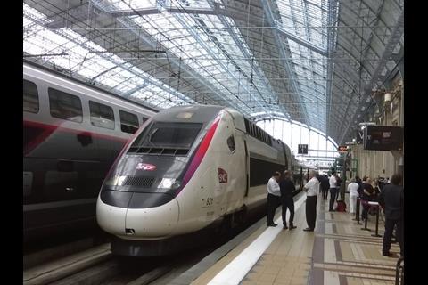 The special Bordeaux - Rennes TGV travelled via the ‘virgule’ at Sablé-sur-Sarthe.